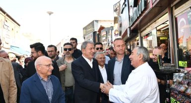 Bakan Akar Ve Başkan Büyükkılıç'tan tarihi kapalı çarşı esnafına ziyaret