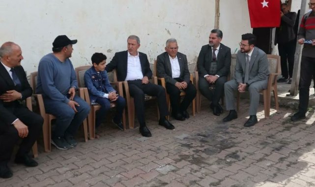 Bakan Akar'dan şehit çocuğuna duygulandıran ziyaret