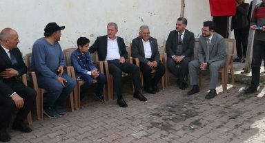 Bakan Akar'dan şehit çocuğuna duygulandıran ziyaret