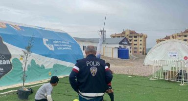 Depremzede Çocuklar Yalan İhbarda Bulunup Gelen Ekiplere Pasta İkram Ettiler