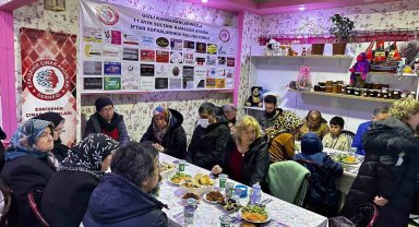 Depremzedelere ücretsiz iftar vererek hayır dua alıyorlar