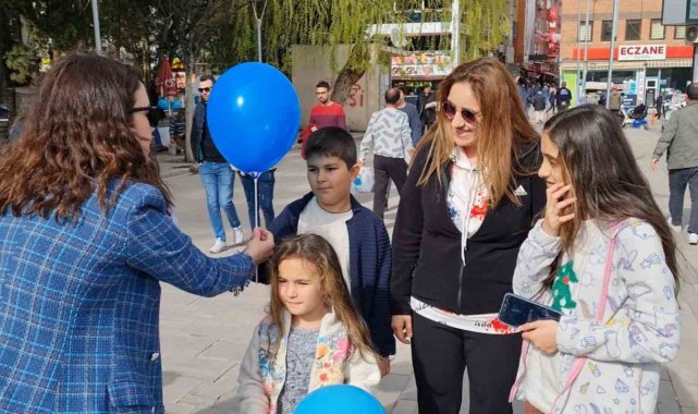 Dünya Otizm Farkındalık Günü'nde balonlarla farkındalık oluşturuldu