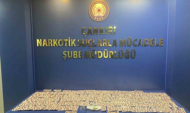 Durdurulan araçta 2 bin 505 adet sentetik ecza hapı ele geçirildi: 2 gözaltı