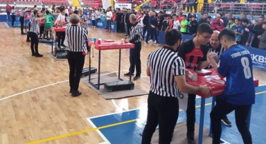 EN GÜÇLÜ BİLEKLER KARAMAN'DA BULUŞTU