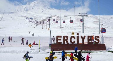Erciyes'te kar yağışı, sezonu bayrama kadar uzattı