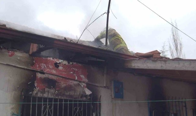Evde çıkan yangında piknik tüpü patladı: 1 yaralı