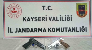 Evinde ruhsatsız tabancalarla yakalandı