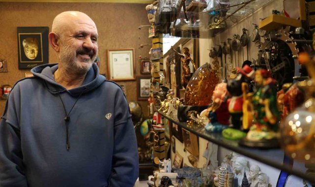 Gezdiği 14 ülkeden getirdikleriyle odasını adeta müzeye çevirdi