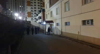 Husumetlisini evinde tabancayla vurup kaçtı