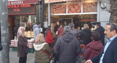İftar saatinde meşhur tatlı kuyruğu