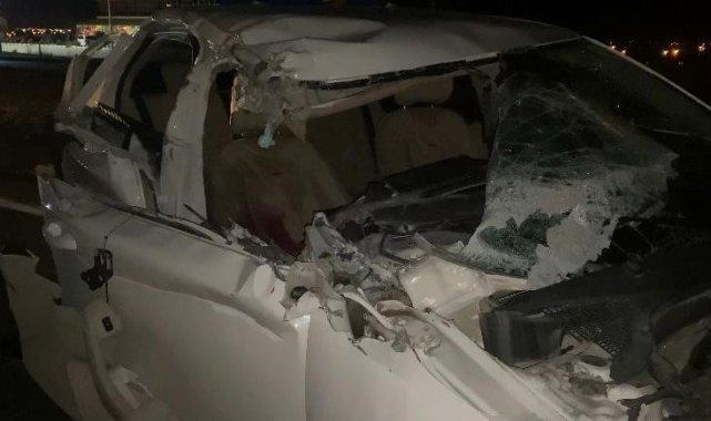 Kamyonete arkadan çarpan otomobil hurdaya döndü: 1'i ağır 2 yaralı