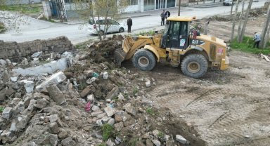 Kentsel dönüşümle yıkılan gecekonduların hafriyatı temizleniyor