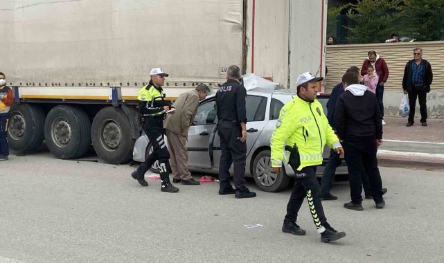 Konya'da otomobil park halindeki tıra çarptı: 1 ölü, 3 yaralı