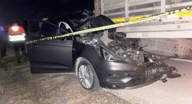 Konya'da otomobil tıra çarptı: 2 yaralı
