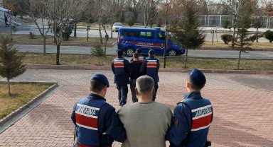 Mandıradan hırsızlık yapan 2 şüpheli jandarmanın şüphe üzerine durdurduğu araçtan çıktı