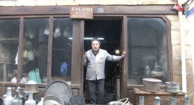 Mesleğinin son temsilcilerinden kalaycı Mustafa usta zanaatini yarım asırdır yaşatıyor