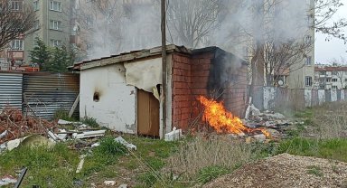 Metruk evde çıkan yangına itfaiye ekipleri müdahale etti
