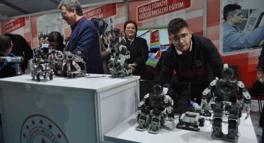 Öğrencilerin yaptığı insansı robotlar fuarda yoğun ilgi gördü