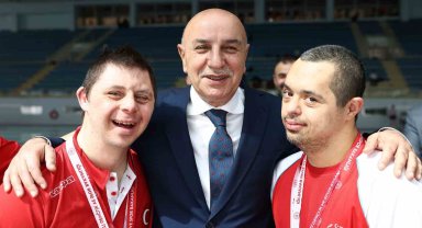 Özel sporcular madalyalarını Altınok'tan aldı
