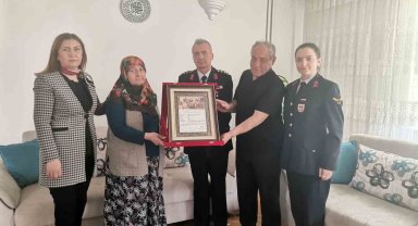 Şehidin ailesine Şehadet Belgesi ve Hizmet Anısı Şilti verildi