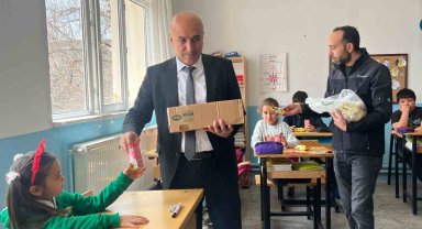 Simit ve çikolata paralarını depremzede öğrenciler için biriktirdiler