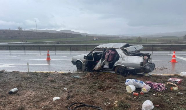 Sivas'ta tırla otomobil çarpıştı: 3 yaralı