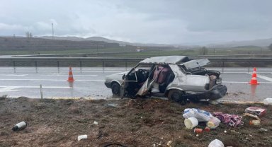 Sivas'ta tırla otomobil çarpıştı: 3 yaralı