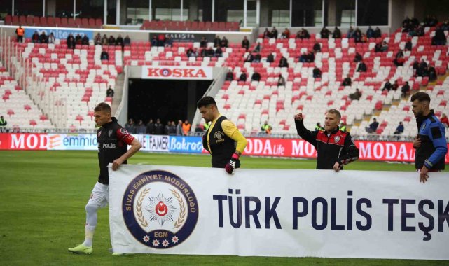Sivassporlu futbolcular maça polis kıyafetiyle çıktı