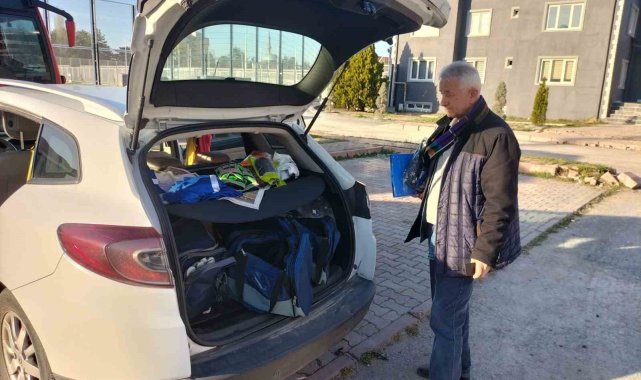 Tarihi spor kulübünü arabasının bagajında yaşatıyor