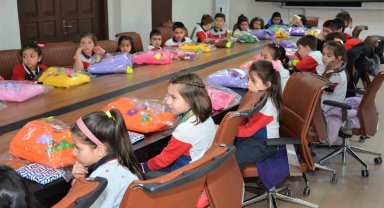 Tasarladıkları çantaları ve içerisine koydukları malzemeleri deprem bölgesindeki arkadaşlarına gönderecekler