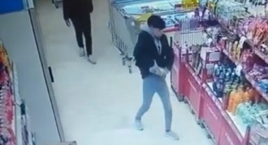 Tereyağı ve saç düzleştirici çalan hırsızlar güvenlik kamerasında