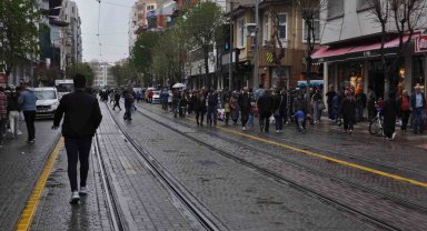 Vatandaşlar yağmura hazırlıksız yakalandı