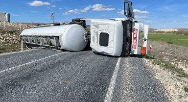 Yan yatan tanker Seyitgazi yolunu kapattı