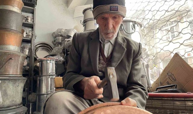 Yarım asırlık bakır ustası mesleğini oğlu ile yaşatıyor