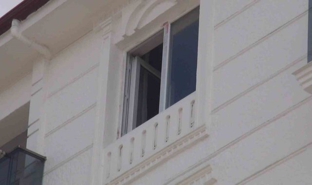 Yeni taşındığı evinin camlarını silmek isterken 6. kattan düşen kadın hayatını kaybetti