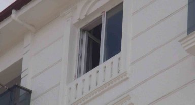 Yeni taşındığı evinin camlarını silmek isterken 6. kattan düşen kadın hayatını kaybetti