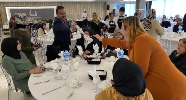 Salon doldu, bütün anneler Mesut Soyfidan’ı bağrına bastı