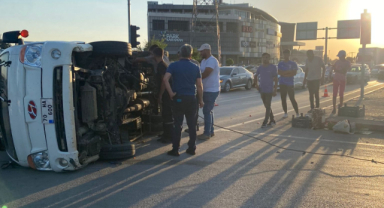 Karaman’da otomobil ile çarpışan kamyonet devrildi
