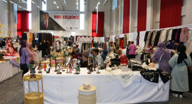 yılsonu sergisi Lütfi Elvan Fuar ve Kongre Merkezi'nde açıldı.