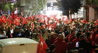 Bir Asırdır Aynı Gururla:Meşaleler Yandı, Marşlar Yankılandı