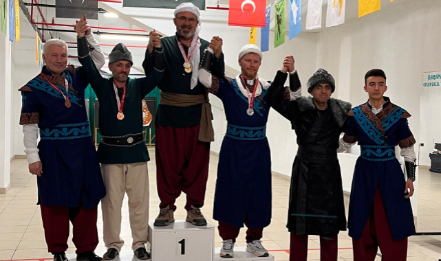 Miniklerden Büyüklere Kürsü Mücadelesi