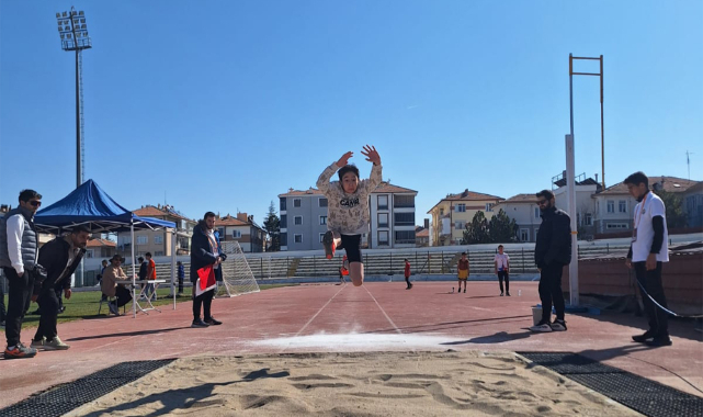 Karaman’da Atletizm Heyecanı: 100 Sporcu Kıyasıya Yarıştı
