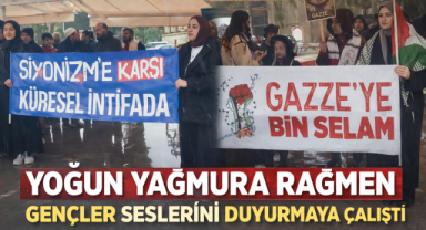 YOĞUN YAĞMURA RAĞMEN GENÇLER SESLERİNİ DUYURMAYA ÇALIŞTI