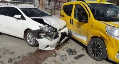 Karaman'da otomobil ile ticari taksi çarpıştı: 1 yaralı