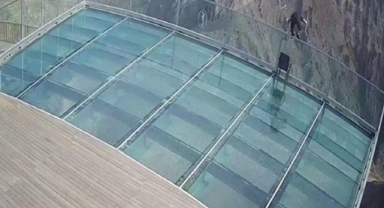 243 metre yüksekliğindeki cam seyir terasından aşağı atladı
